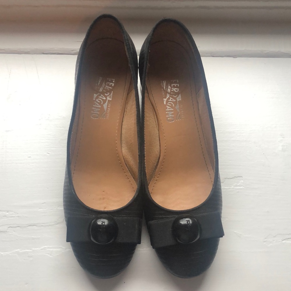 EUC Salvatore Ferragamo Vara Bow Pump Shoe